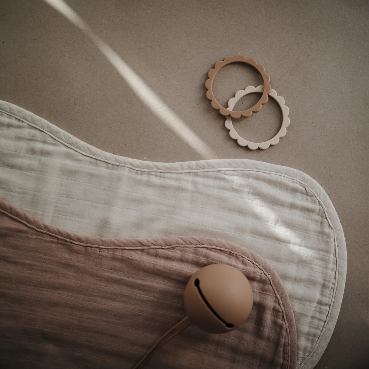 2 bavoirs à épaule Mushie Roman-Blush Fog