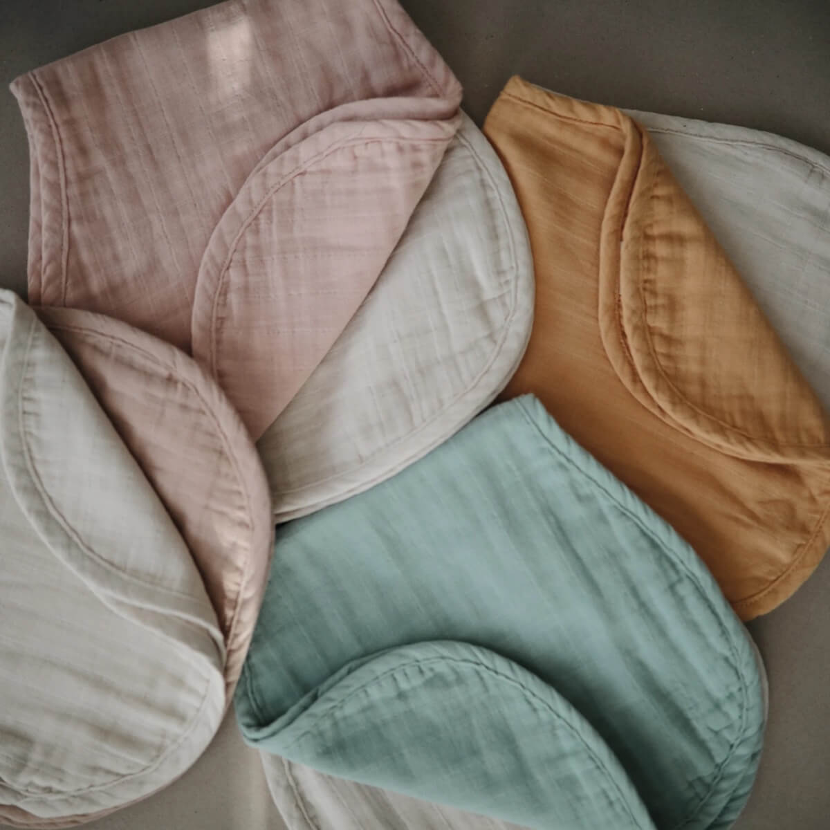 2 bavoirs à épaule Mushie Roman-Blush Fog