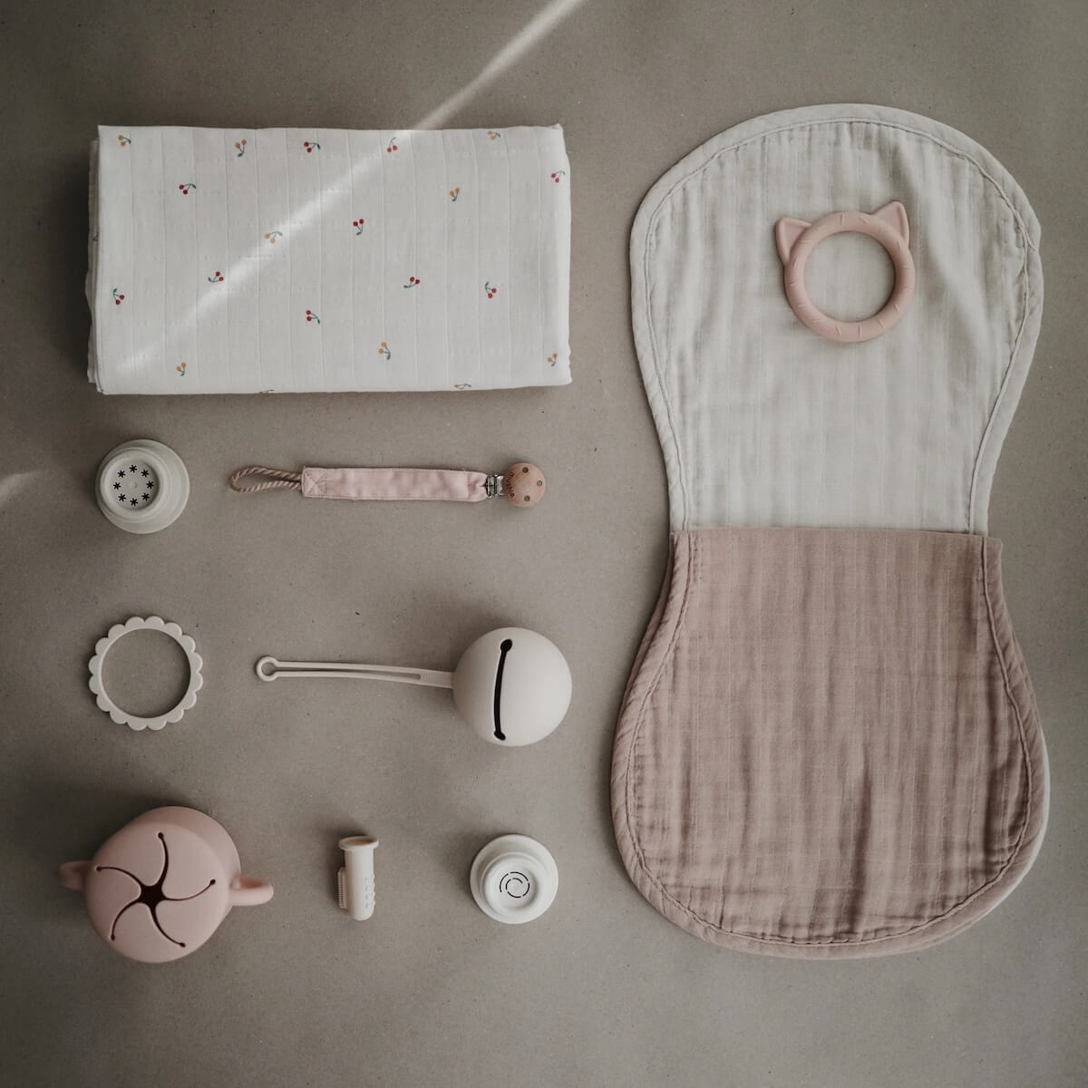 2 bavoirs à épaule Mushie Roman-Blush Fog
