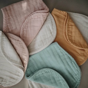 2 bavoirs à épaule Mushie Roman-Blush Fog