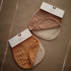 2 bavoirs à épaule Mushie Roman-Blush Fog