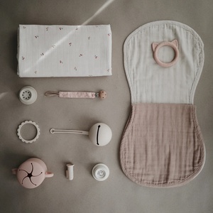 2 bavoirs à épaule Mushie Roman-Blush Fog
