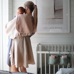 2 bavoirs à épaule Mushie Roman-Blush Fog