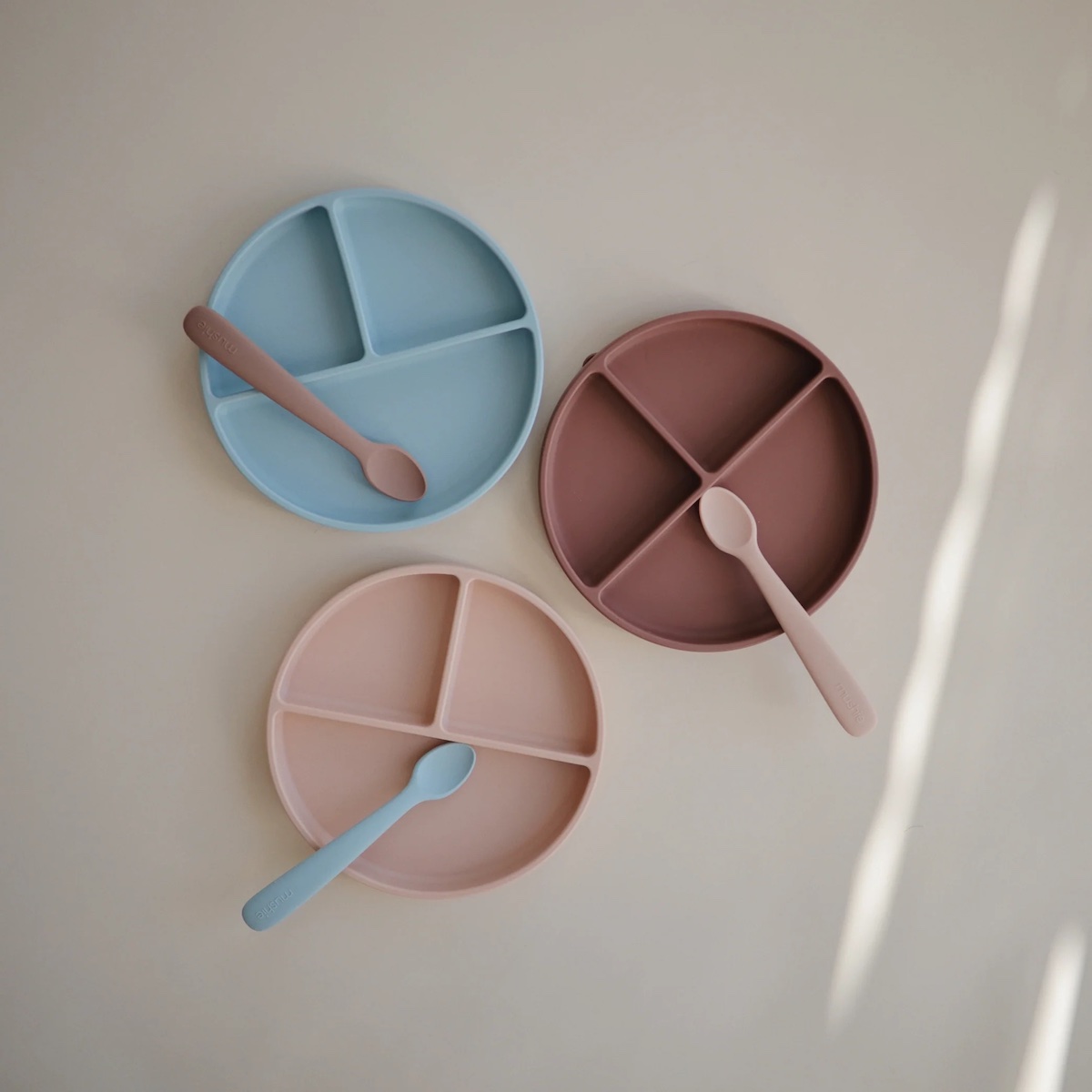 Assiette silicone Mushie Blush