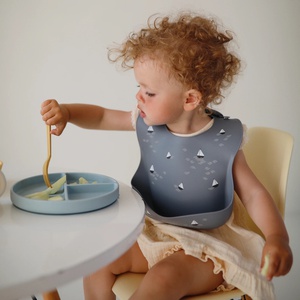Assiette silicone Mushie Powder blue