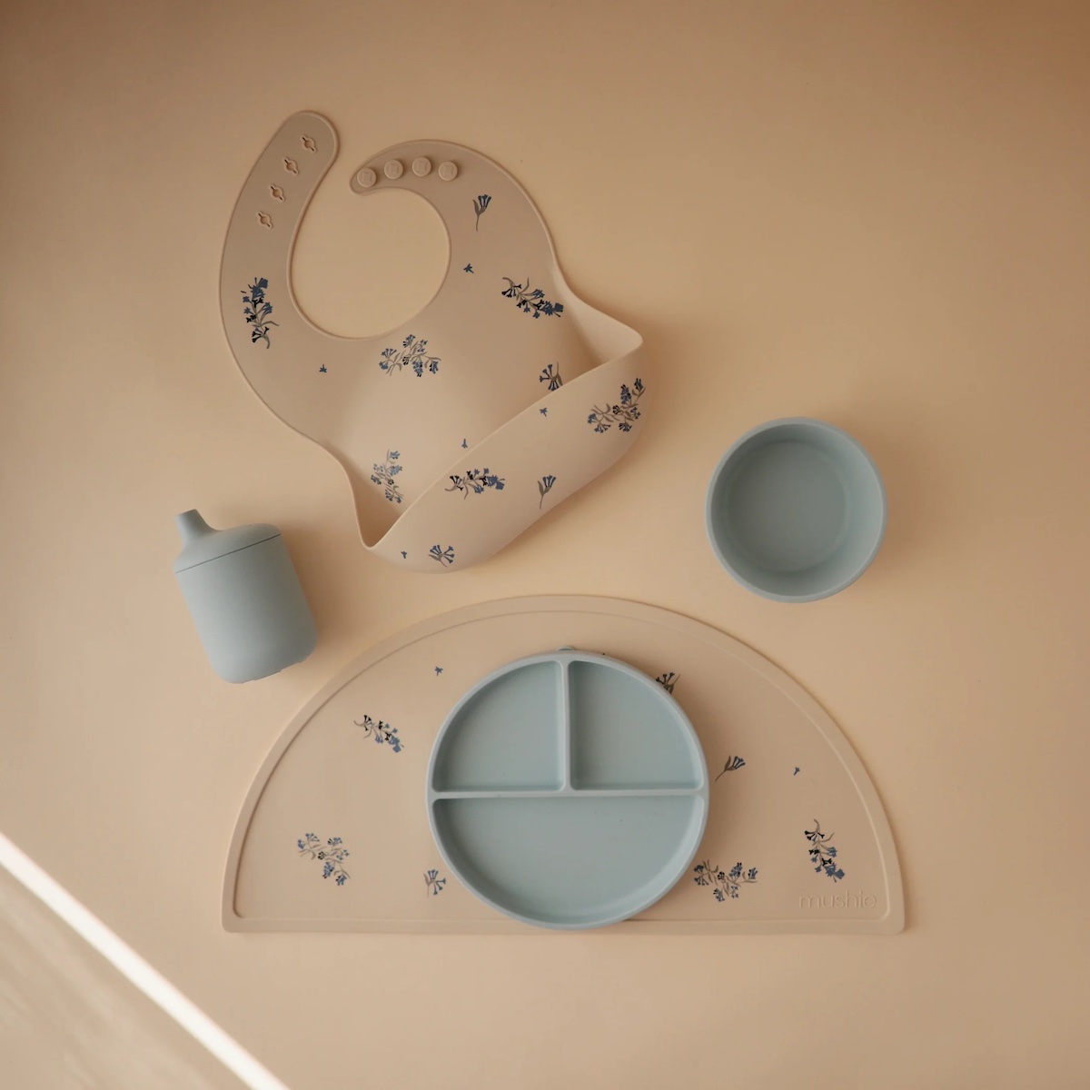 Bavoir silicone Mushie Lilac Flowers