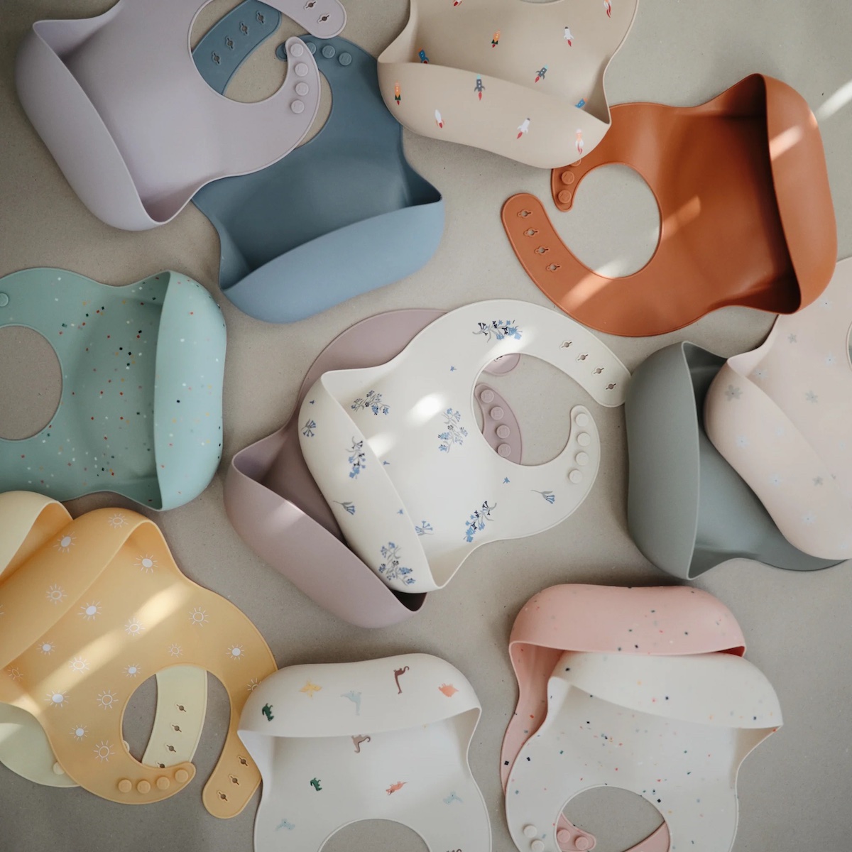 Bavoir silicone Mushie Lilac Flowers