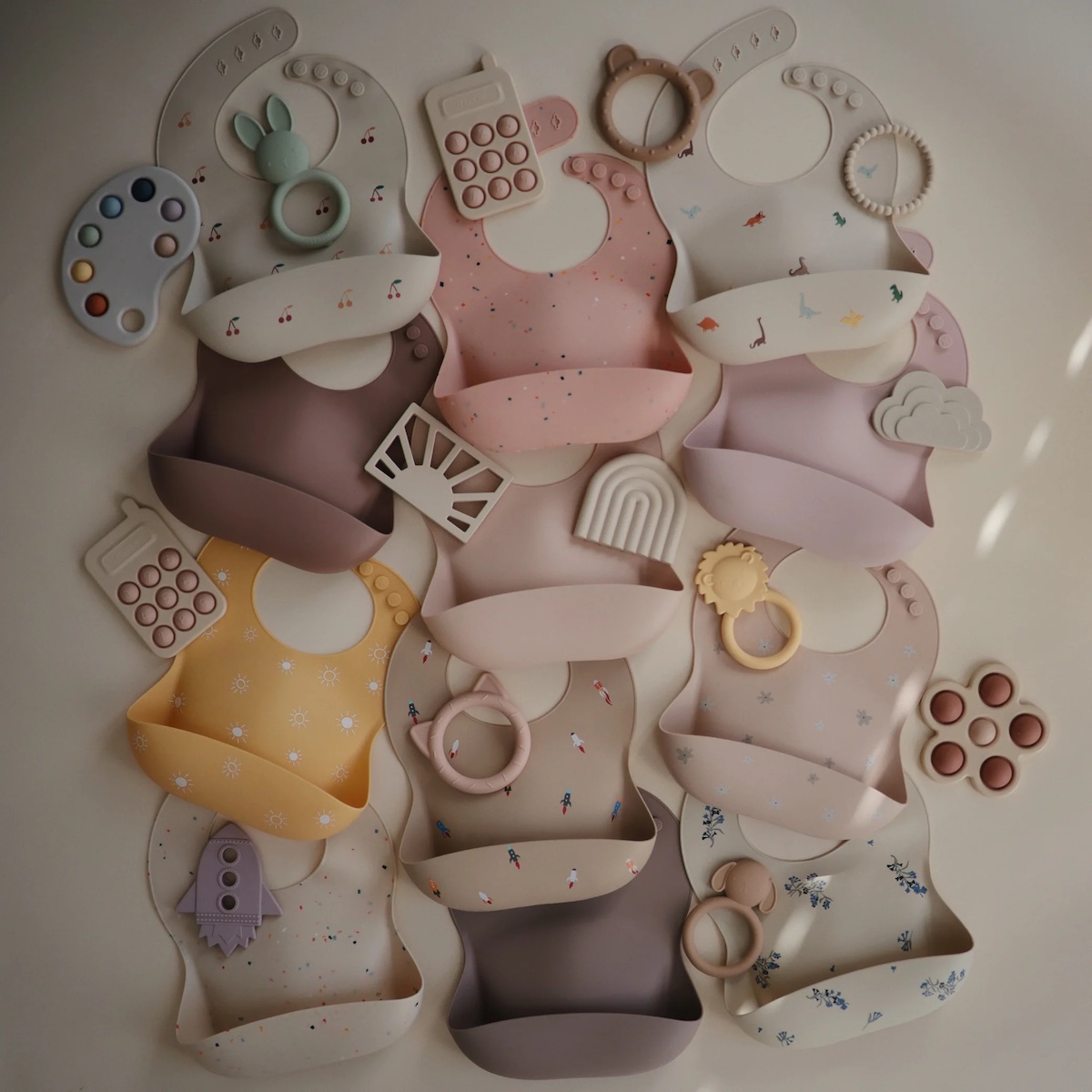 Bavoir silicone Mushie Pink Confetti