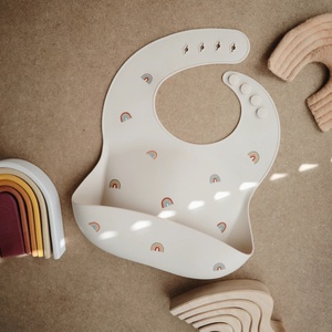 Bavoir silicone Mushie Rainbow