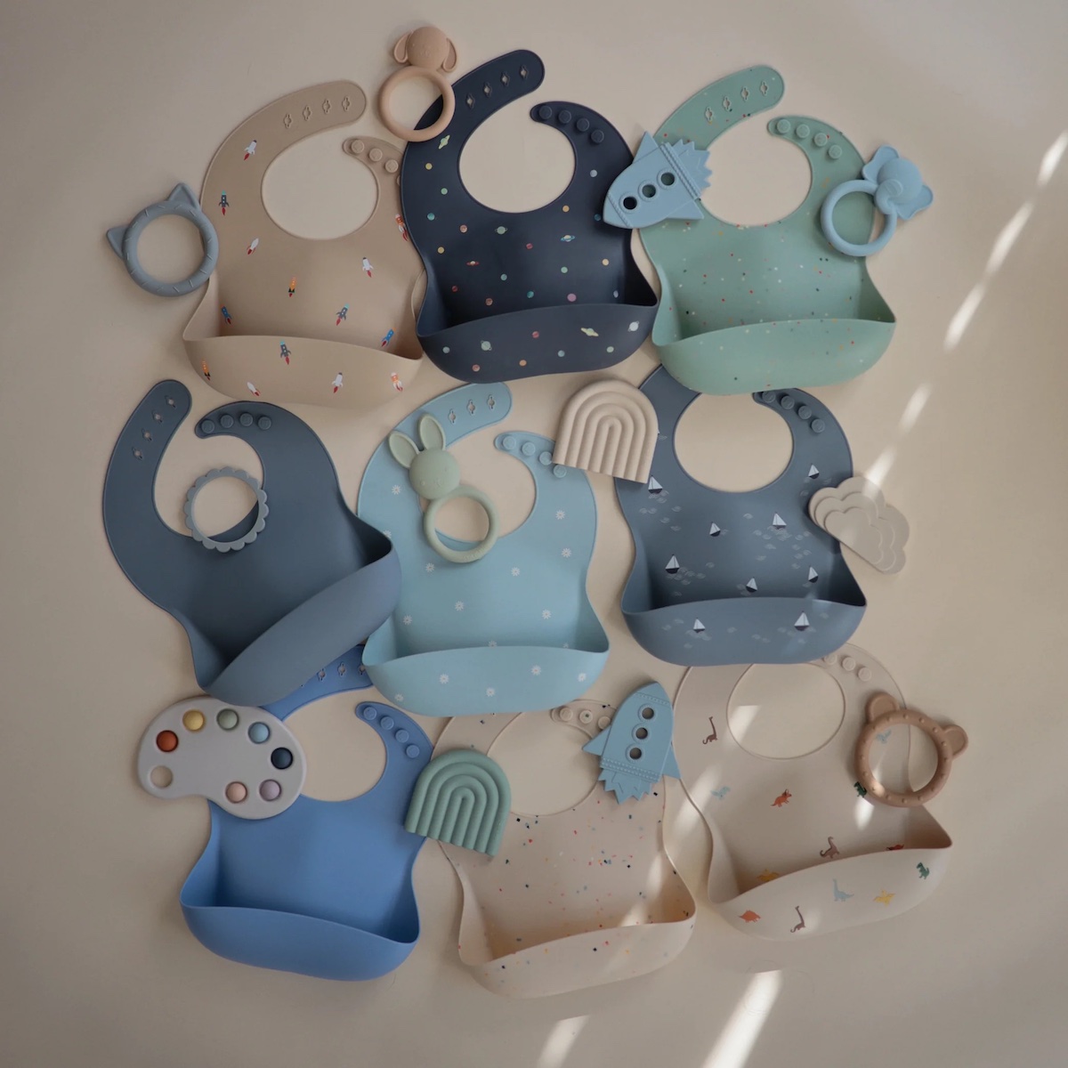 Bavoir silicone Mushie Retro Cars