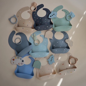 Bavoir silicone Mushie Retro Cars