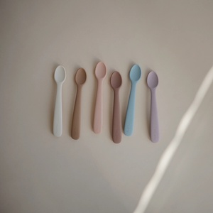 Cuillères silicone Mushie Blush-Shifting Sand