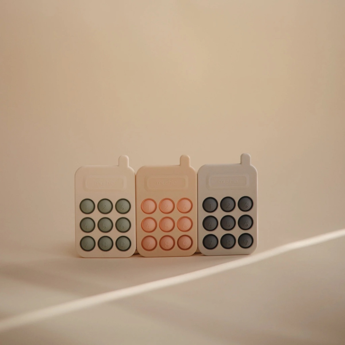 Jouet sensoriel PRESS TOY PHONE Mushie Tradewinds