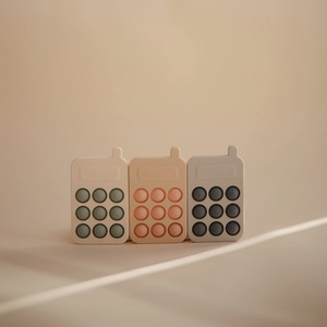 Jouet sensoriel PRESS TOY PHONE Mushie Tradewinds