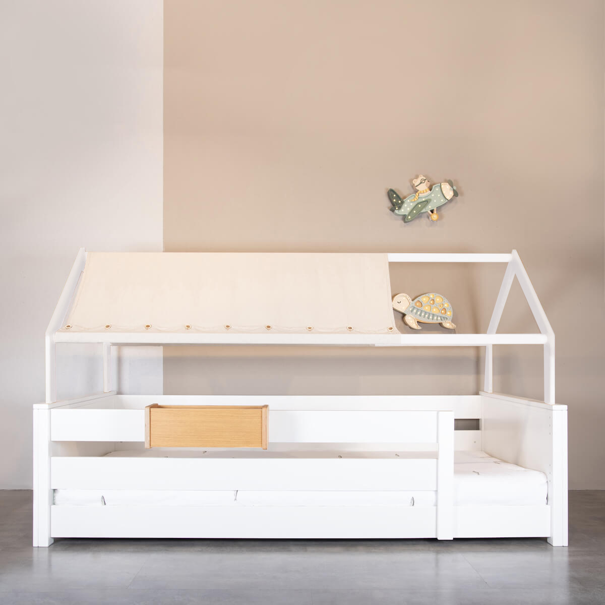 Lit au sol cabane Montessori barrière double KASVA hêtre laqué blanc textile de toit