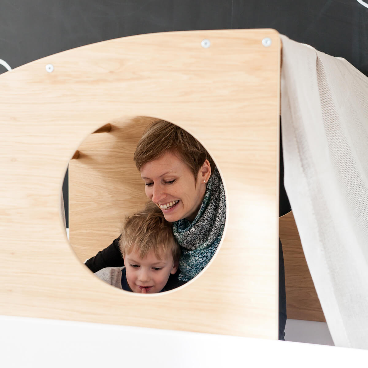 Lit au sol Montessori cabine coulissante barrière double KASVA hêtre laqué blanc