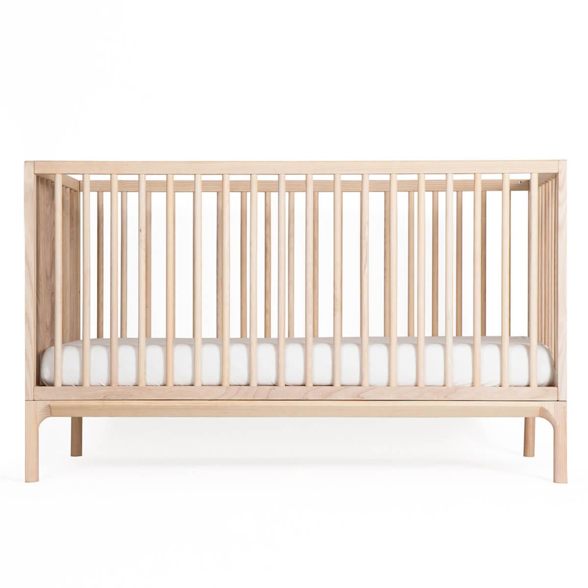 Lit bébé KERA en frêne avec top Round-pieds Bevel