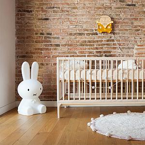Lit bébé KERA en frêne avec top Round-pieds Bevel