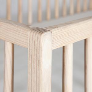 Lit bébé KERA en frêne avec top Round-pieds Bevel