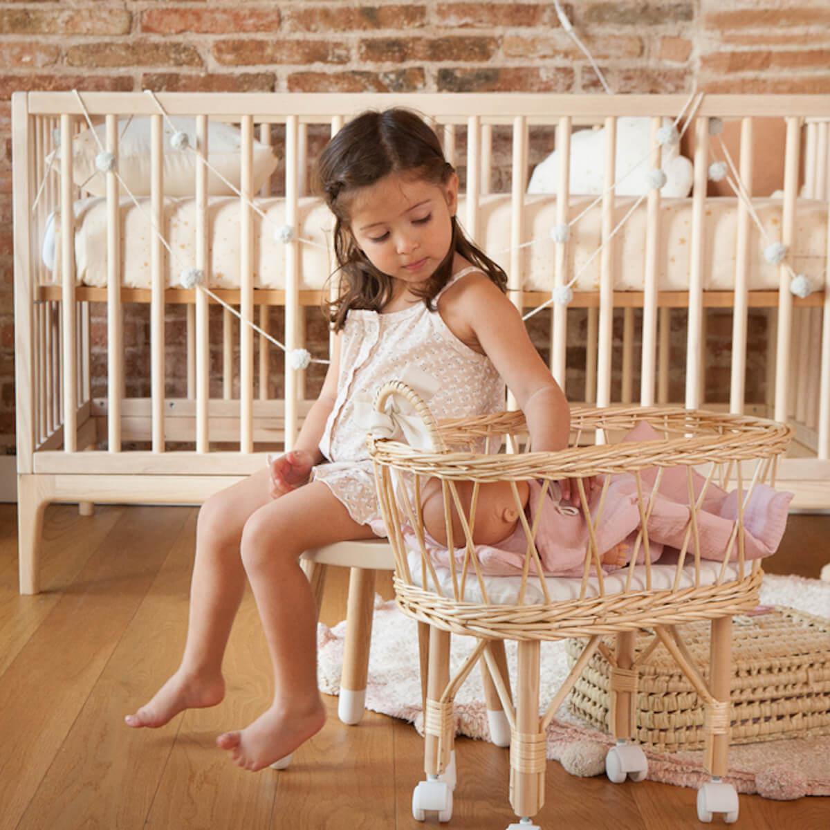 Lit bébé KERA en frêne avec top Round-pieds Curve