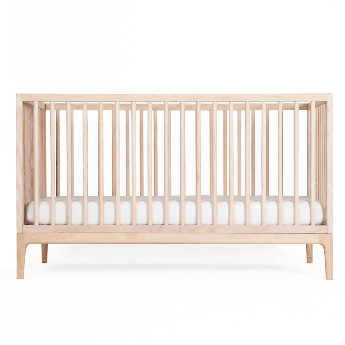 Lit bébé KERA en frêne avec top Round-pieds Curve