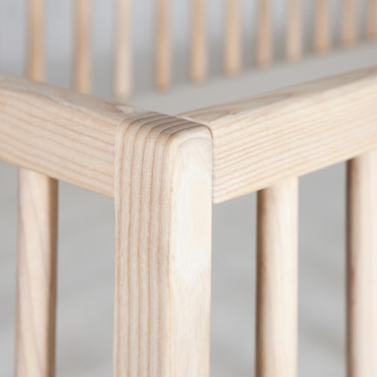 Lit bébé KERA en frêne avec top Round-pieds Curve