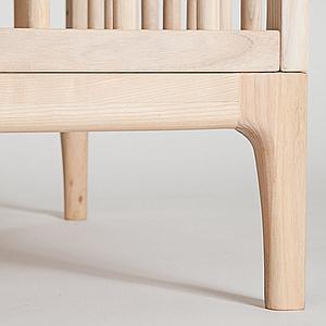 Lit bébé KERA en frêne avec top Round-pieds Curve