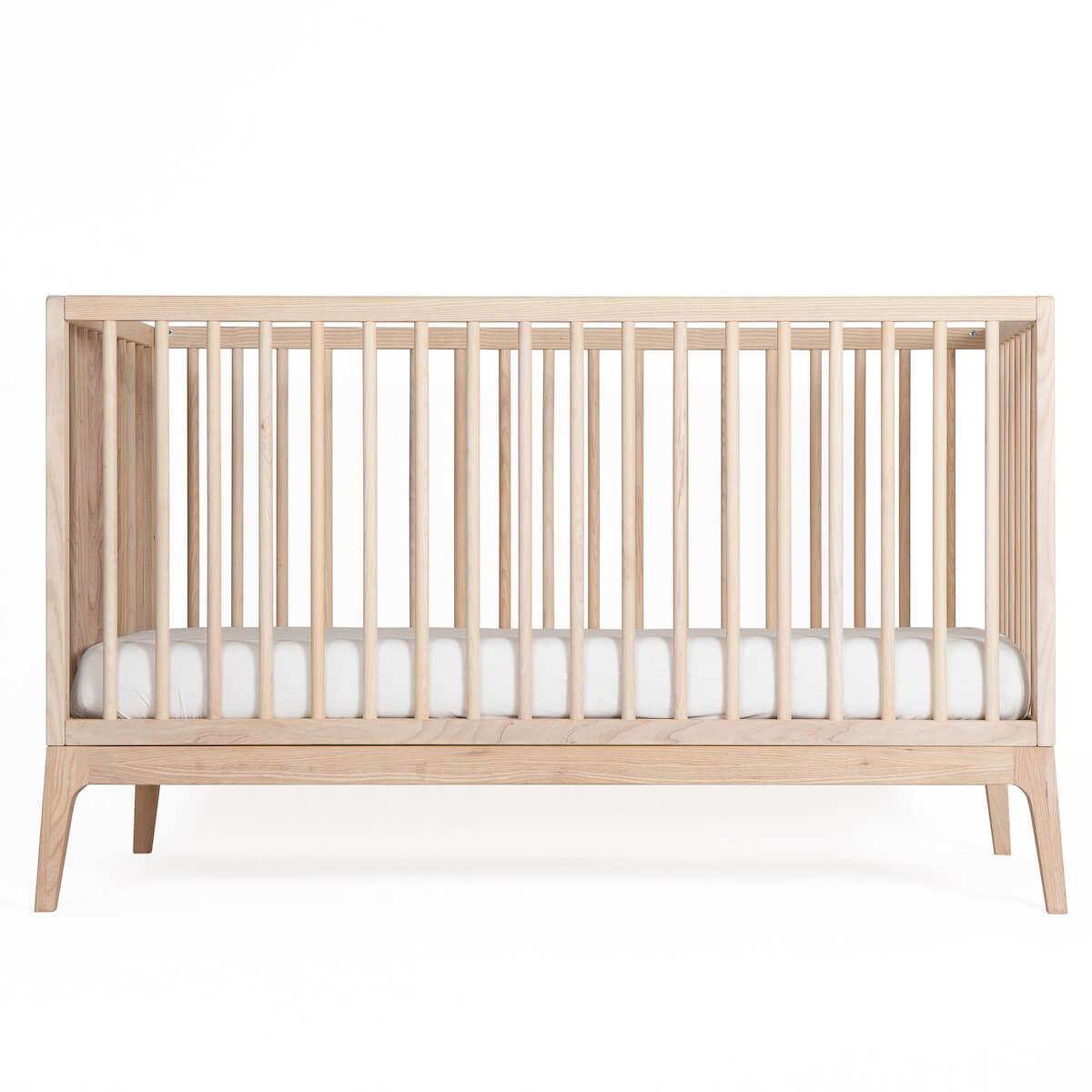 Lit bébé KERA en frêne avec top Round-pieds Pure