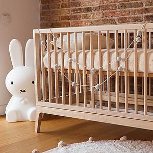 Lit bébé KERA en frêne avec top Round-pieds Pure