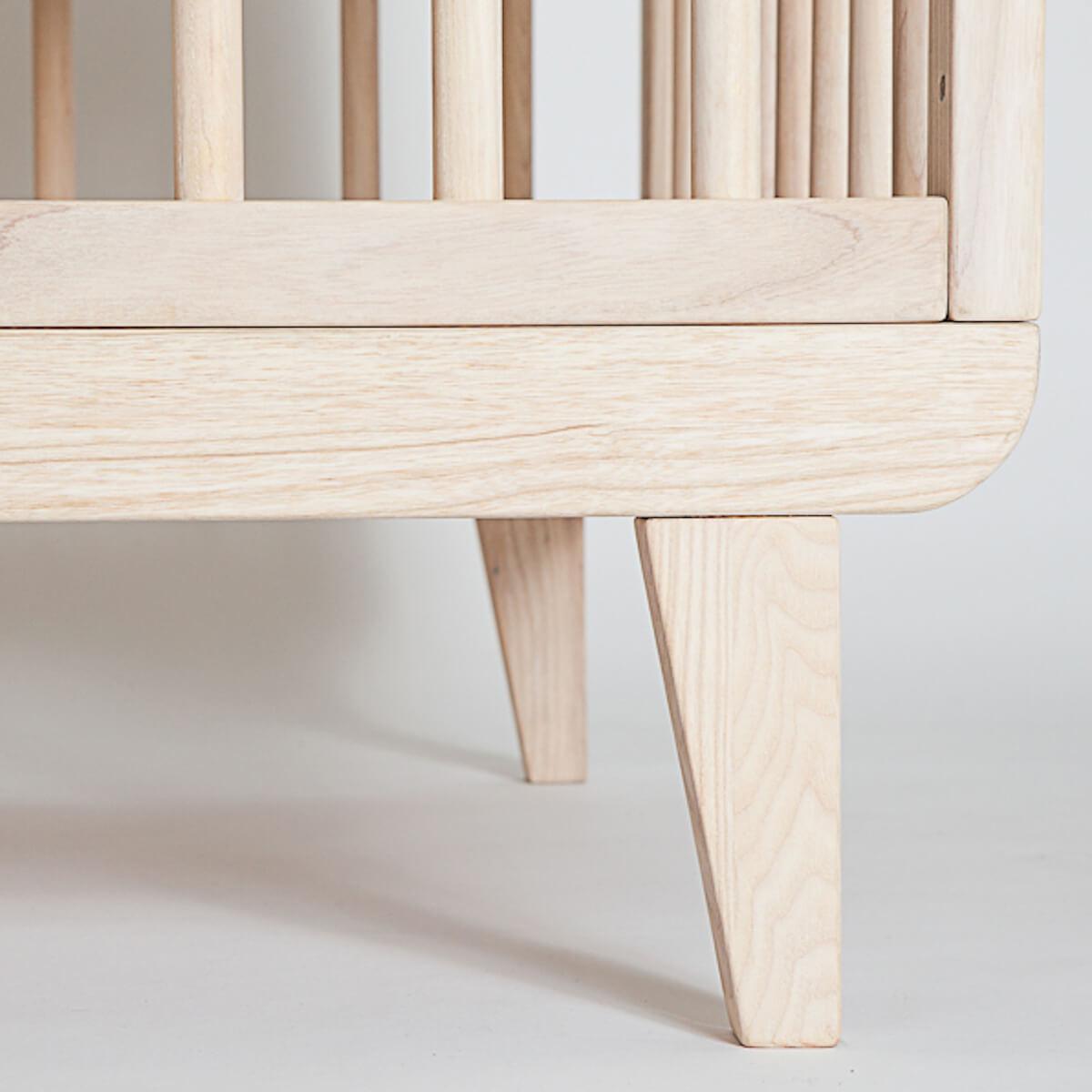 Lit bébé KERA en frêne avec top Round-pieds Retro