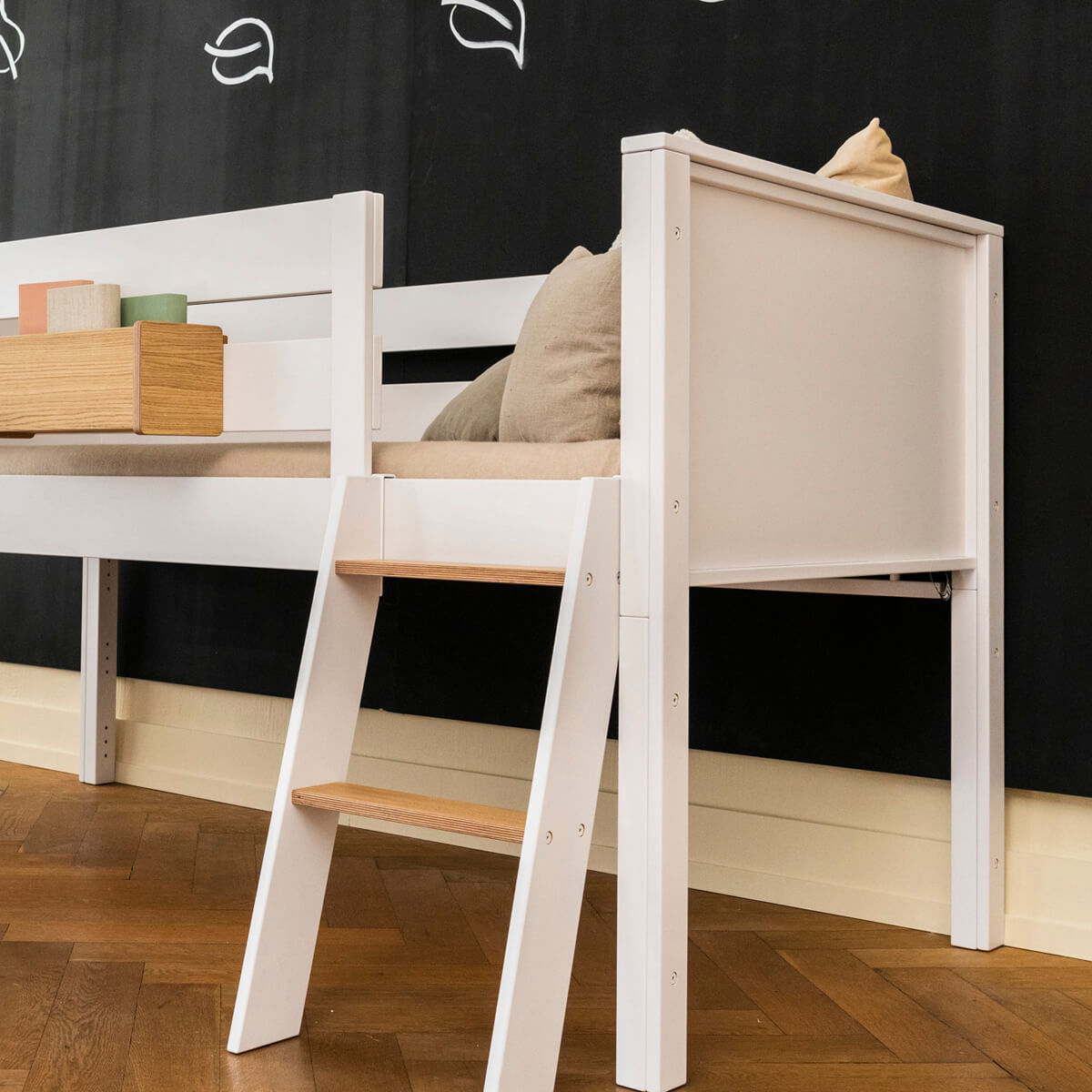 Lit mi-hauteur 90x200cm échelle inclinée KASVA hêtre laqué blanc