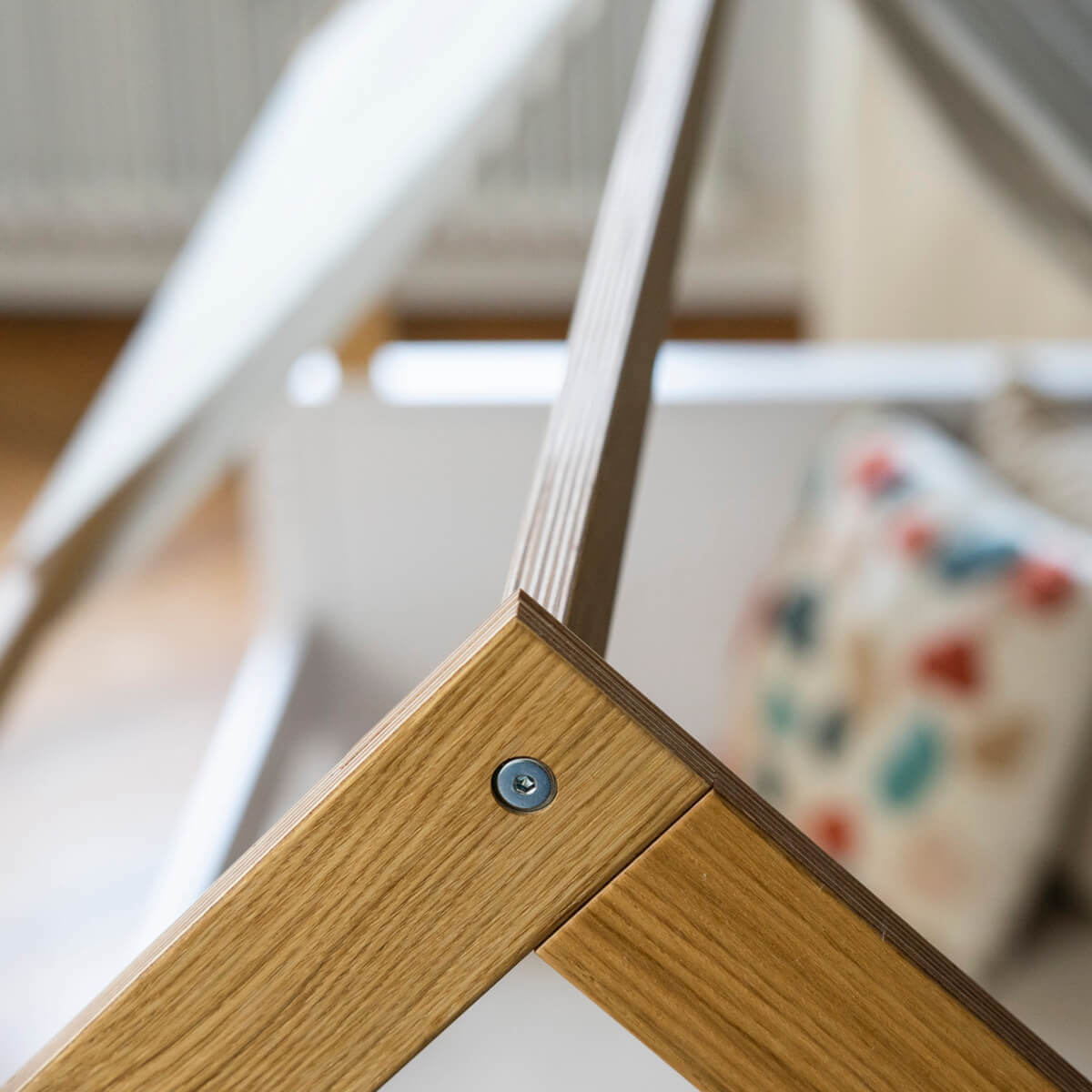 Lit mi-hauteur cabane KASVA hêtre laqué blanc-chêne huilé textile de toit
