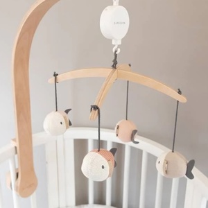Mobile musical avec jouets en trico Bamboom fish pink