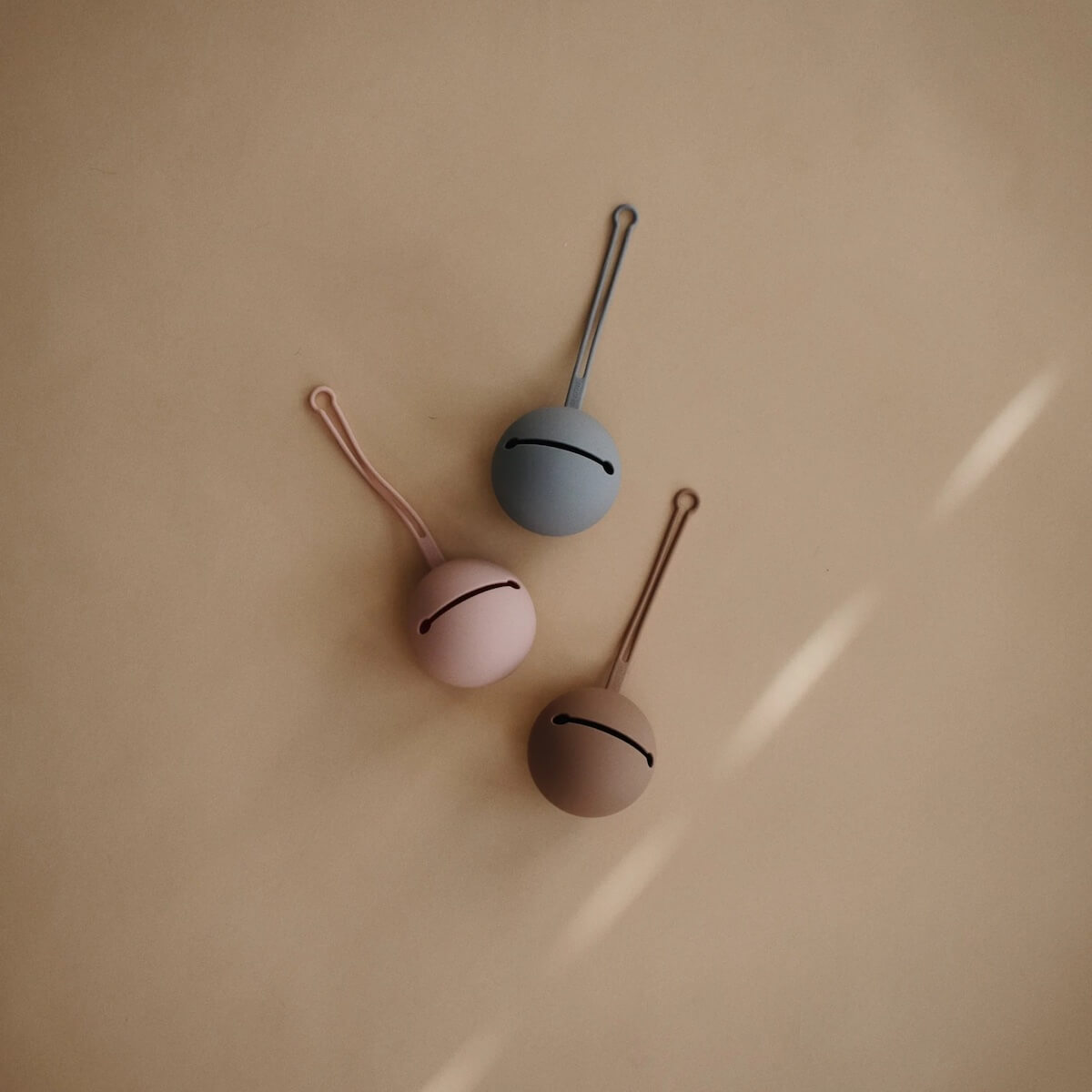 Porte-tétine CASE Mushie Stone