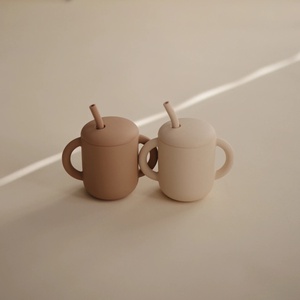 Tasse à paille silicone Mushie Natural