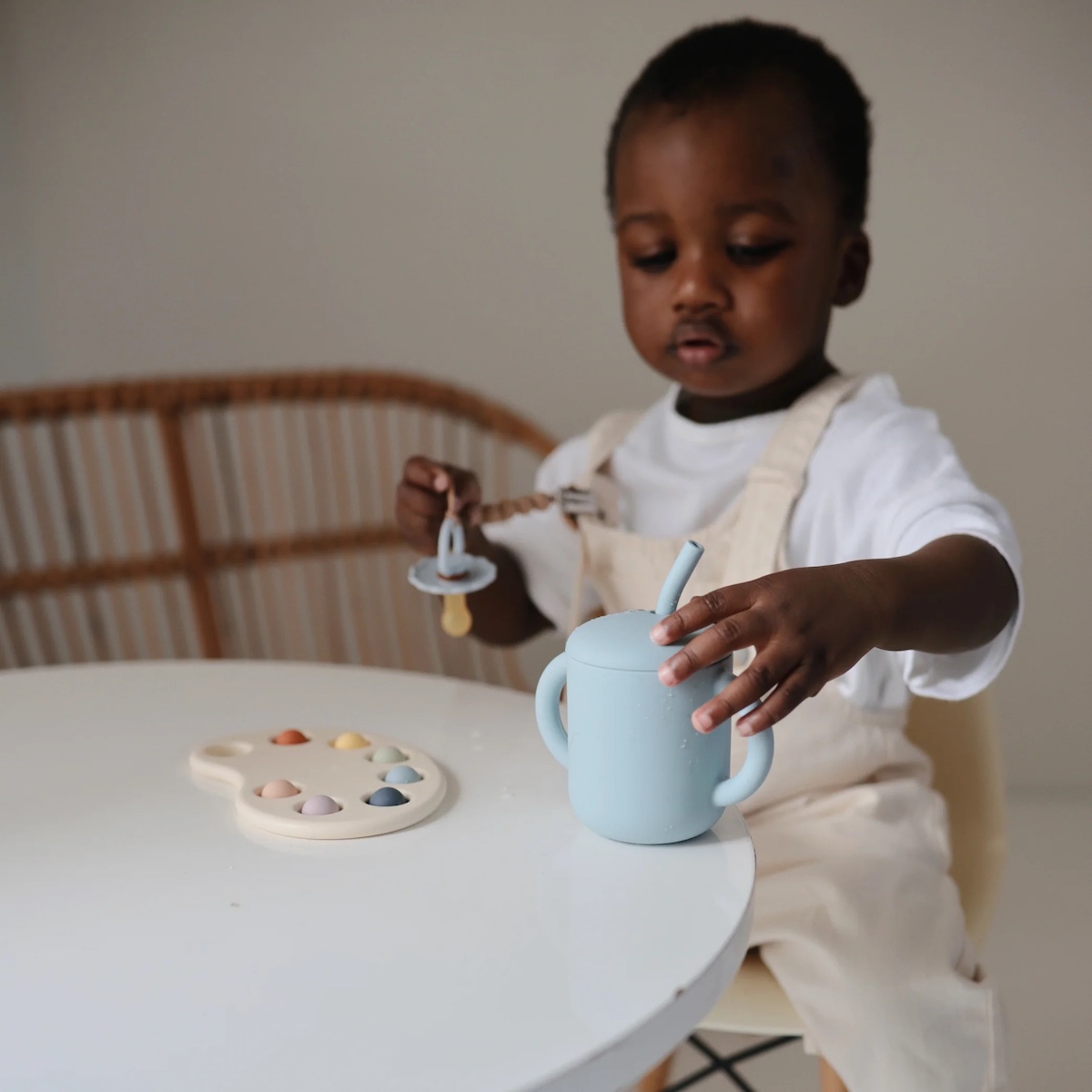 Tasse à paille silicone Mushie Powder blue