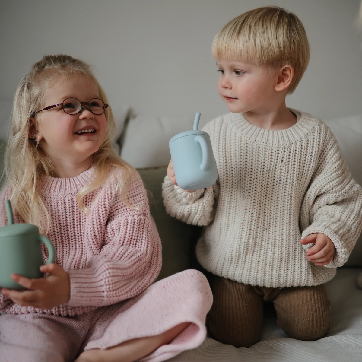 Tasse à paille silicone Mushie Powder blue