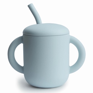Tasse à paille silicone Mushie Powder blue