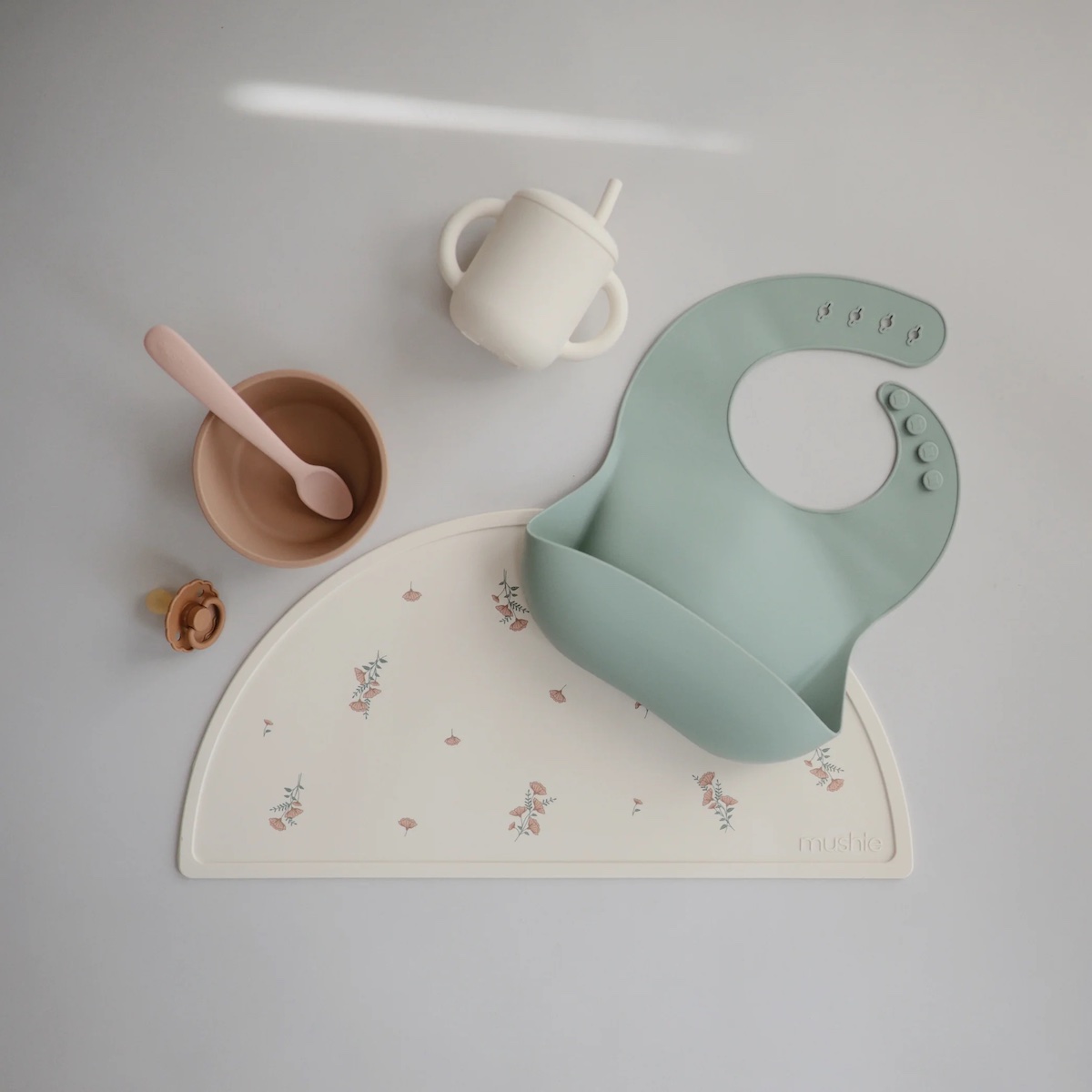 Tasse à paille silicone Mushie shifting sand